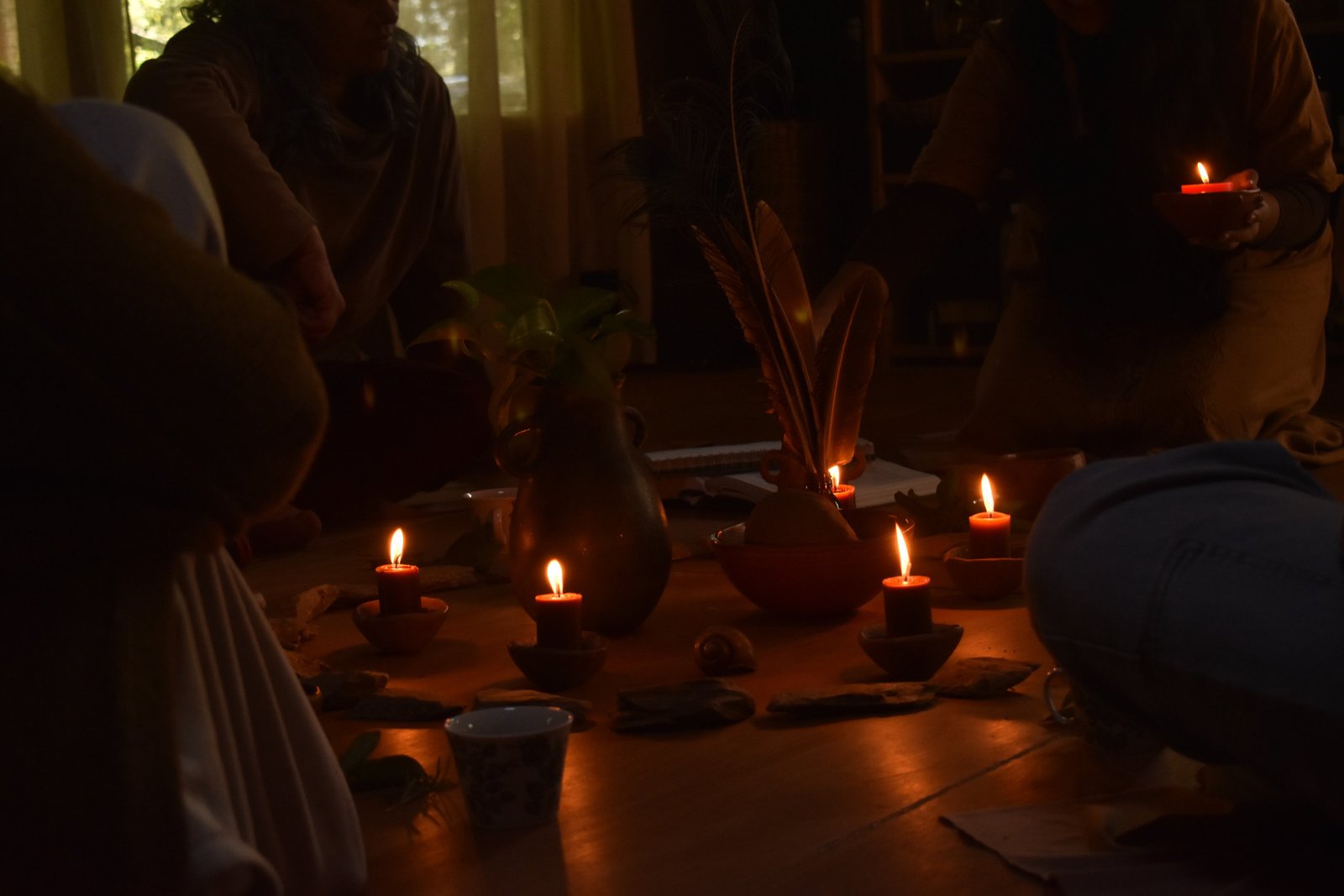 Círculo de mujeres, círculo de piedras y velas